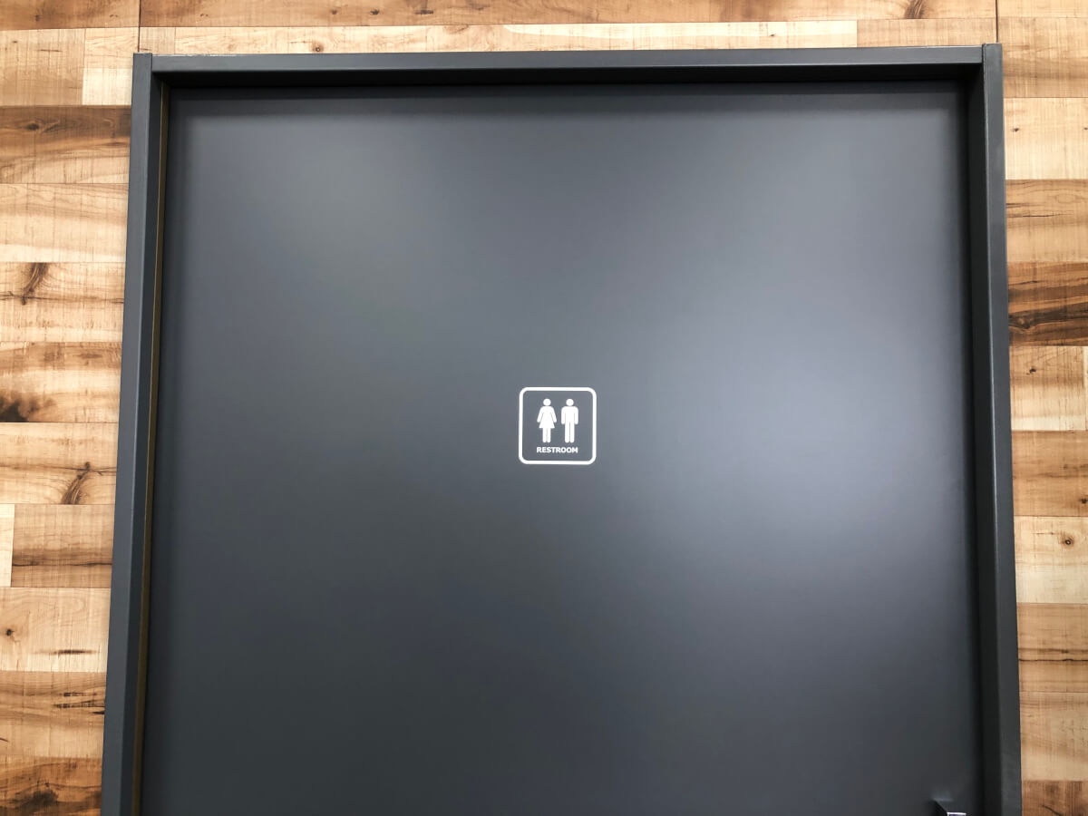 トイレに上着掛けを設置しました！